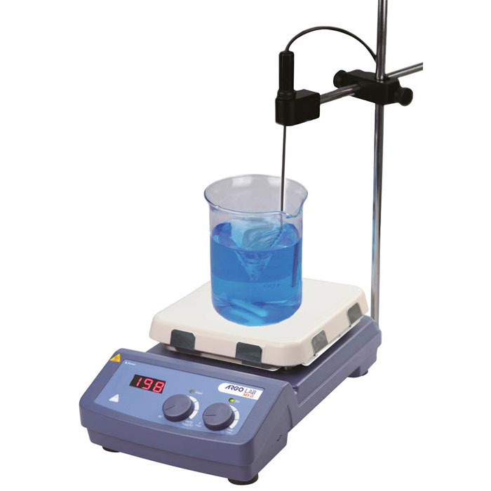 Agitatore magnetico riscaldante Argo Lab con piastra in ceramica e sonda di temperatura esterna inserita nel becher